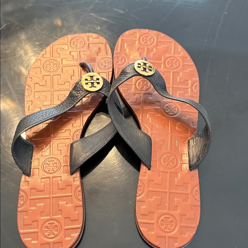 Tory Burch Black Leather Thong Sandals with Terracotta Footbed and Gold Logo - Picture 4 of 8